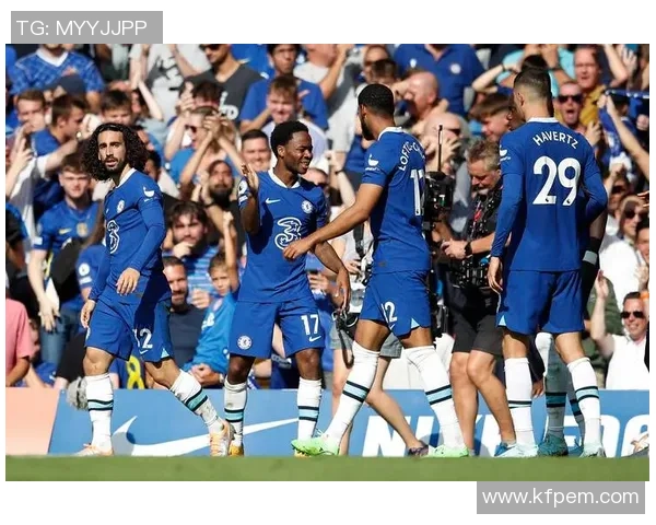 足球明星之子在比赛中精彩进球引发全场欢呼父亲自豪点赞